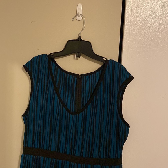 Black and Teal Dress - Picture 2 of 4